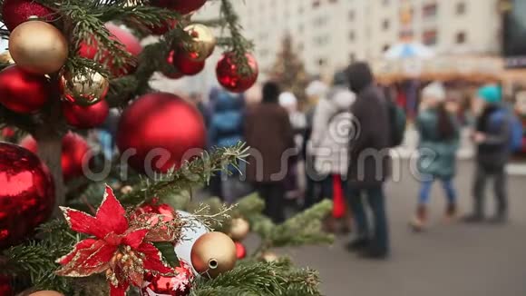 圣诞节或新年主题莫斯科前景上装饰着美丽的红球的圣诞树在附近散步视频的预览图