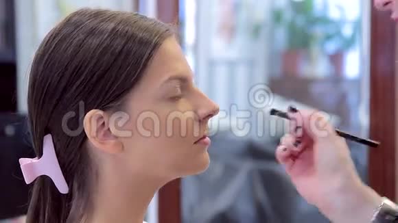 化妆师在化妆过程中使用眼影视频的预览图
