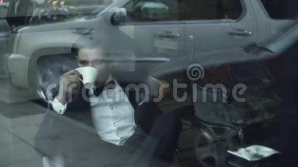 在咖啡厅喝咖啡的男人视频的预览图