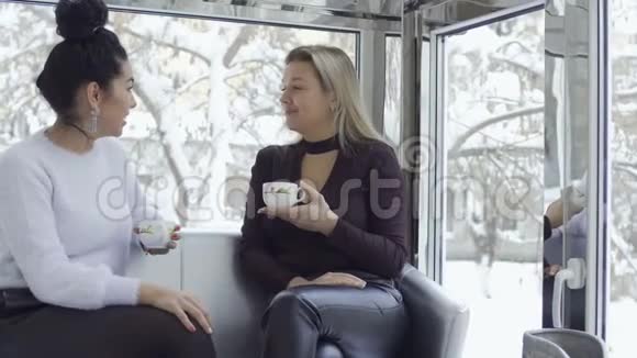 两个女商人喝咖啡聊天视频的预览图