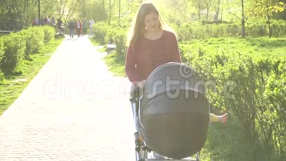 妈妈坐着马车在公园里散步视频的预览图