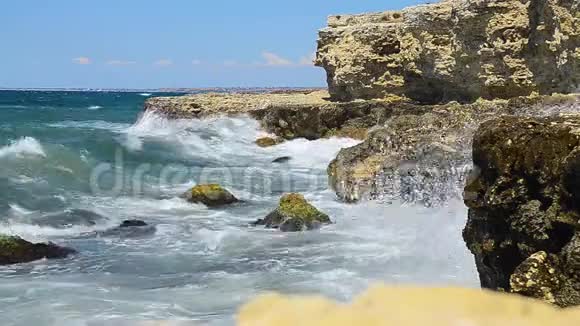 暴风雨中的巨浪海浪海岸和岩石把水溅到相机里一个阳光明媚的夏日视频的预览图