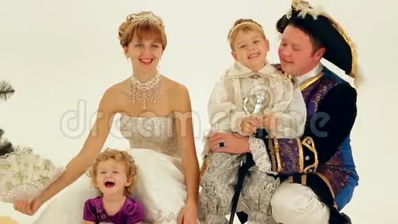 贵族的幸福家庭视频的预览图