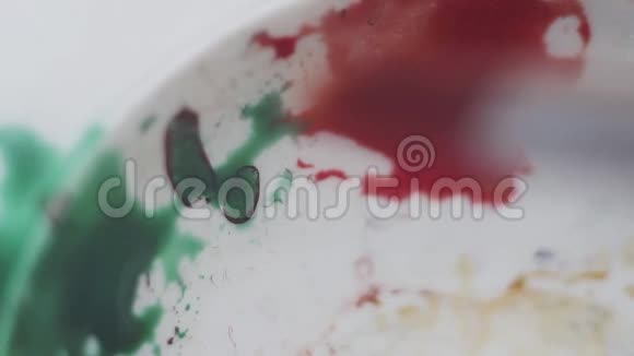 彩色混色刷绿色和红色的白色塑料脏调色板视频的预览图