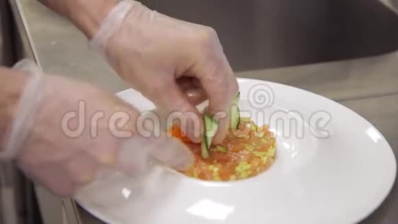 厨房装饰餐厅厨师室的现成菜肴视频的预览图