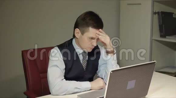 在工作日结束时一个人在办公室的电脑前工作视频的预览图