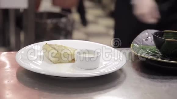 厨师为咖啡馆的顾客把一道鱼碟递给服务员视频的预览图