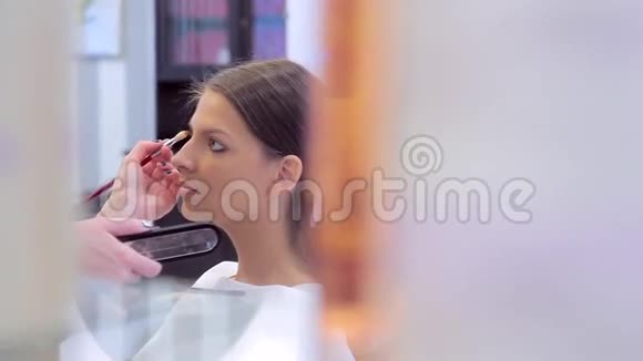 镜子中的反射应用化妆过程视频的预览图