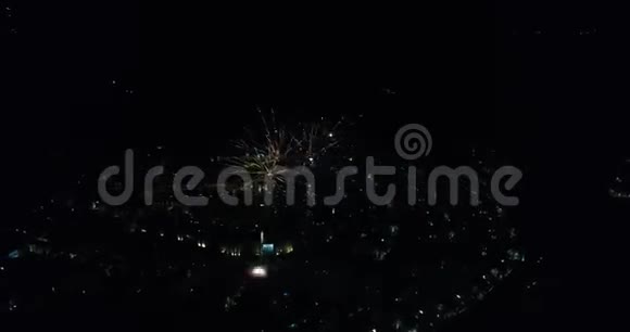 焰火向夜间无人机空中飞行4k彩色照明致敬视频的预览图