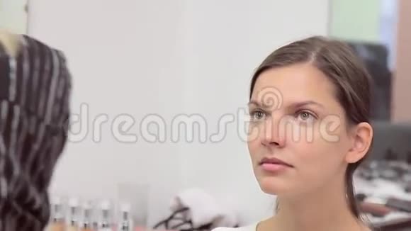 化妆师纠正模特肤色视频的预览图