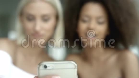 两个多民族女孩用手机拍照视频的预览图