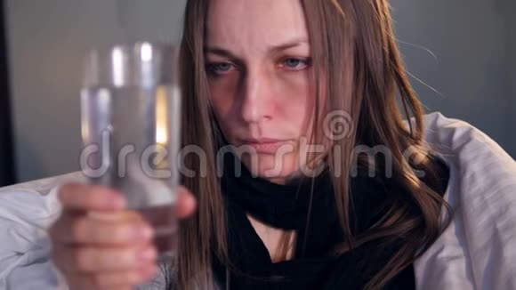那个不高兴的女人喝了药肖像特写镜头4K视频的预览图