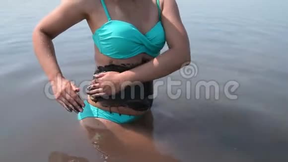 从咸湖里取治疗泥的女人视频的预览图