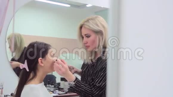 镜中化妆师和模特的反思视频的预览图
