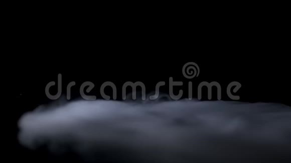 白色的烟雾在黑色的背景下慢慢地飘过空间雾效应大气烟雾雾霾背景视频的预览图