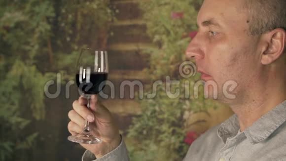 男士侍酒师从酒杯中品尝红酒喝红酒的男人视频的预览图