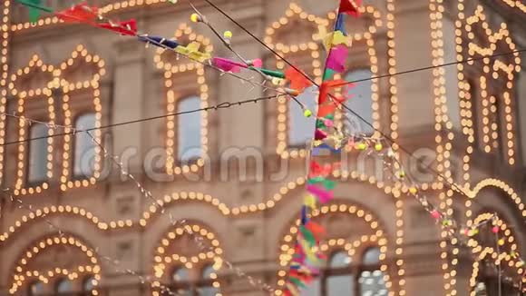 莫斯科的建筑建筑用圣诞照明装饰城市街道的节日装饰莫斯科视频的预览图