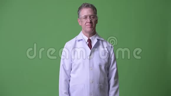 戴防护眼镜的成年医生双臂交叉视频的预览图