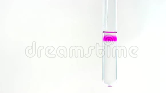 碱与酚酞溶液混合化学反应试管特写视频的预览图