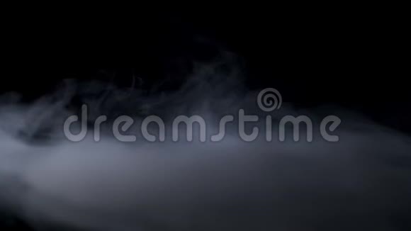 雾霾背景抽象烟雾云白色的烟雾在黑色的背景下慢慢地飘过空间雾效应视频的预览图