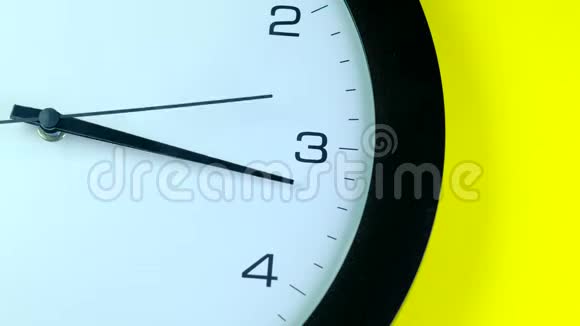 黄色背景上的办公时钟视频的预览图