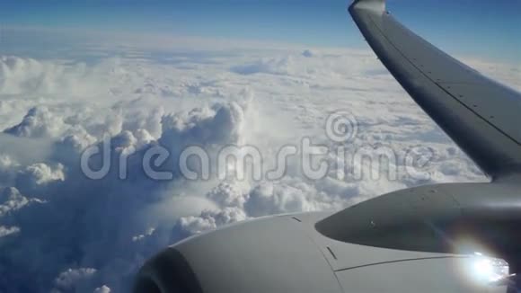 飞翔的空中云维耶夫移动的天空视频的预览图