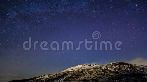 埃特纳火山上方的银河系时间流逝4K视频的预览图