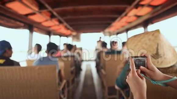 女孩从船里面在相机上拍照特写视频的预览图