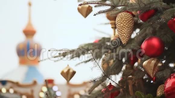 莫斯科在广场上一棵圣诞树发光装饰着球和漂亮的圣诞玩具特写圣诞节视频的预览图