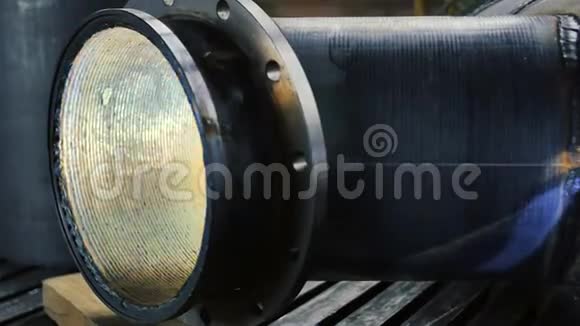 工厂内部部分设备的焊接工艺视频的预览图