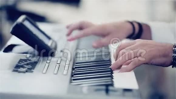 人弹钢琴键盘视频的预览图