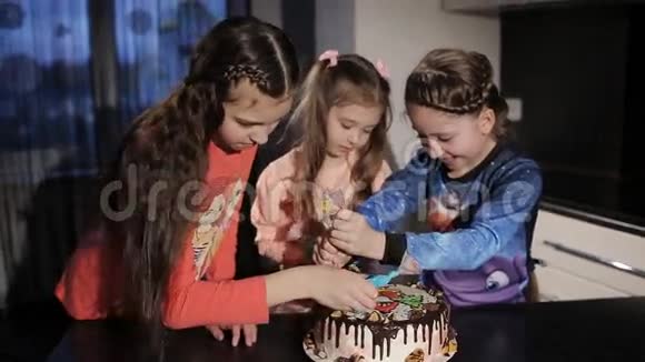 几个孩子喜欢吃巧克力蛋糕视频的预览图