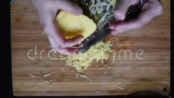 木制桌子上有不锈钢砂锅有煮熟的蔬菜可进一步用于烹饪视频的预览图