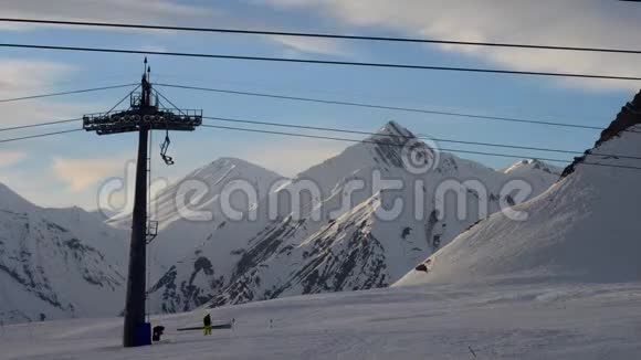 滑雪升降时间放松贡多拉冬季雪山背景视频的预览图