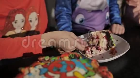 一个小女孩用叉子吃一个甜的美味蛋糕和果酱在餐馆里视频的预览图