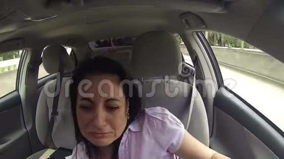 在车里哭女人视频的预览图