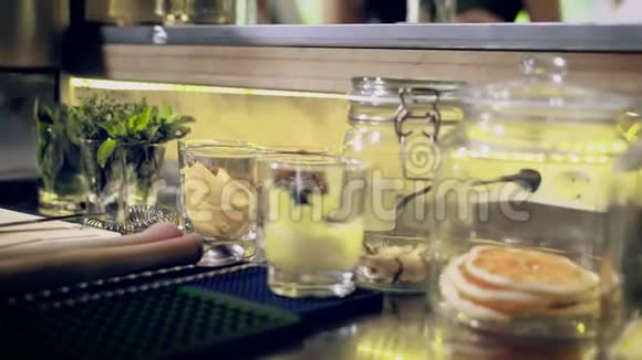 酒吧柜台上的配料香料浆果和其他添加剂都放在玻璃碗里视频的预览图