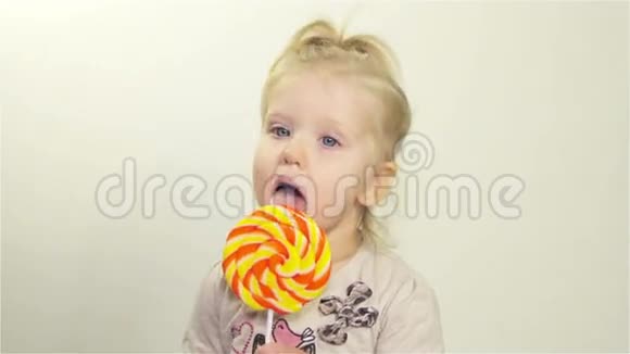 可爱的女孩嚼糖果视频的预览图