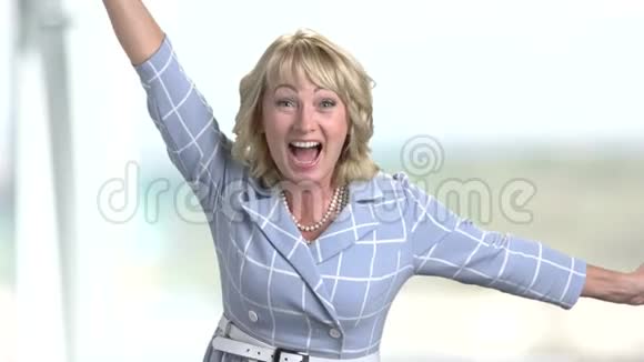 快乐兴奋的女人庆祝胜利视频的预览图