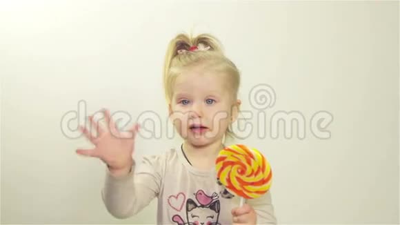 可爱的女孩嚼糖果视频的预览图