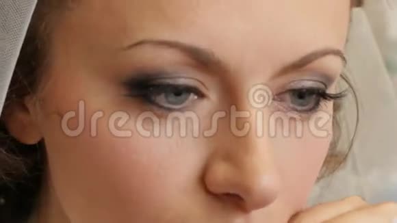 化妆的女孩视频的预览图