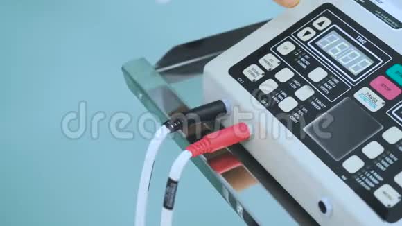 男性手按诊所电子设备控制面板上的按钮视频的预览图