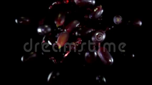 带果汁的葡萄飞到镜头前视频的预览图