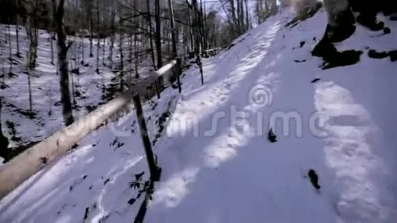 冬季瀑布喀尔巴阡山脉乌克兰在冬日阳光明媚的日子里积极休息视频的预览图