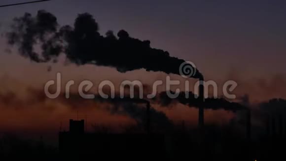 吸烟工厂烟囱大城市环境和空气污染的环境问题大型植物景观视频的预览图