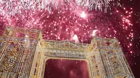 俄罗斯莫斯科圣诞之旅的圣诞节照明灯门拱门装置上的烟火并配有变焦视频的预览图