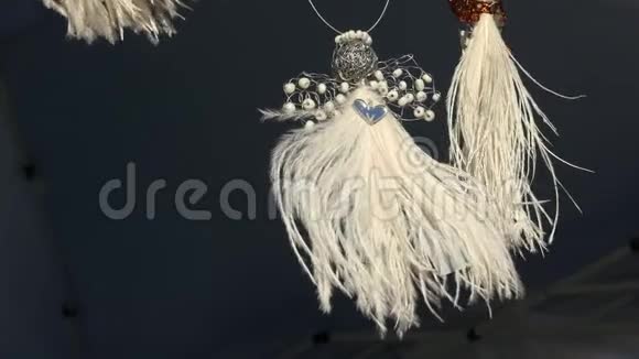 美丽的白天使人物装饰背景视频的预览图
