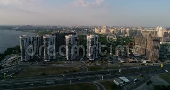 奥索科基和波兹尼亚基城市景观鸟瞰图乌克兰基辅达尔尼茨基区视频的预览图