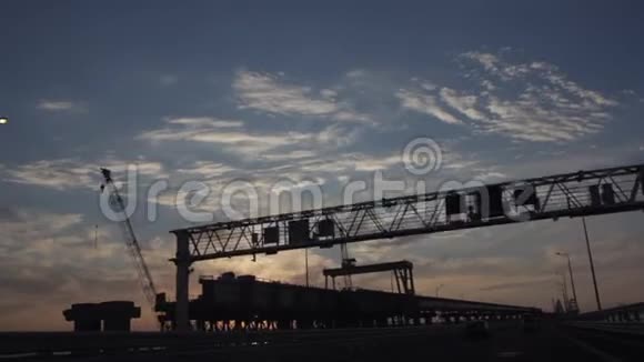 用戏剧性的云彩和夕阳穿过正在建造中的布里奇日落视频的预览图