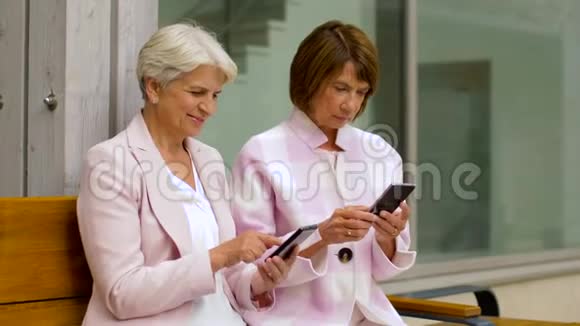 城市里有智能手机的快乐老年女性视频的预览图